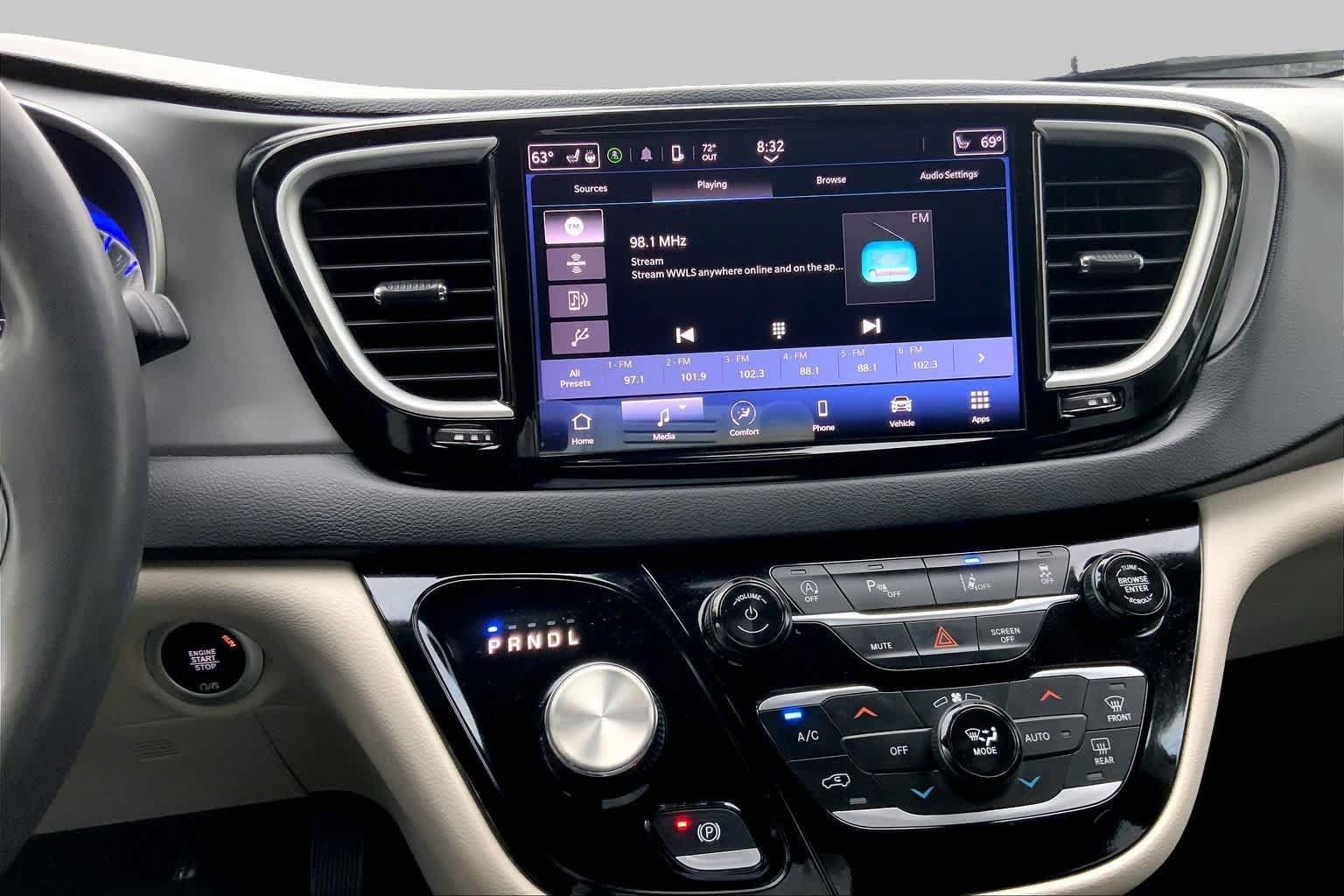 Used 2023 Chrysler Pacifica Touring-L FWD image 7