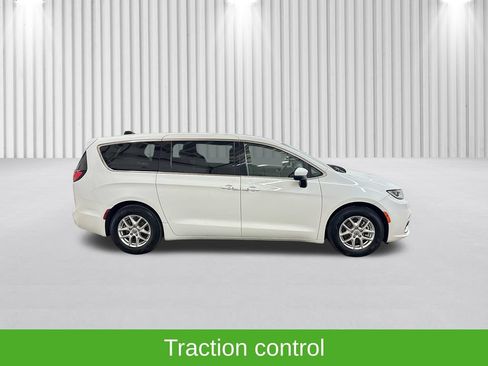 Used 2023 Chrysler Pacifica Touring-L FWD image 5