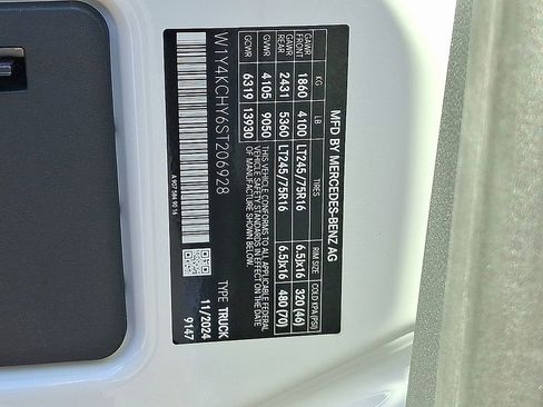 Used 2025 Mercedes-Benz Sprinter 2500 image 27