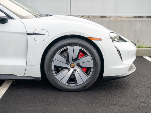 Used 2021 Porsche Taycan 4S image 9