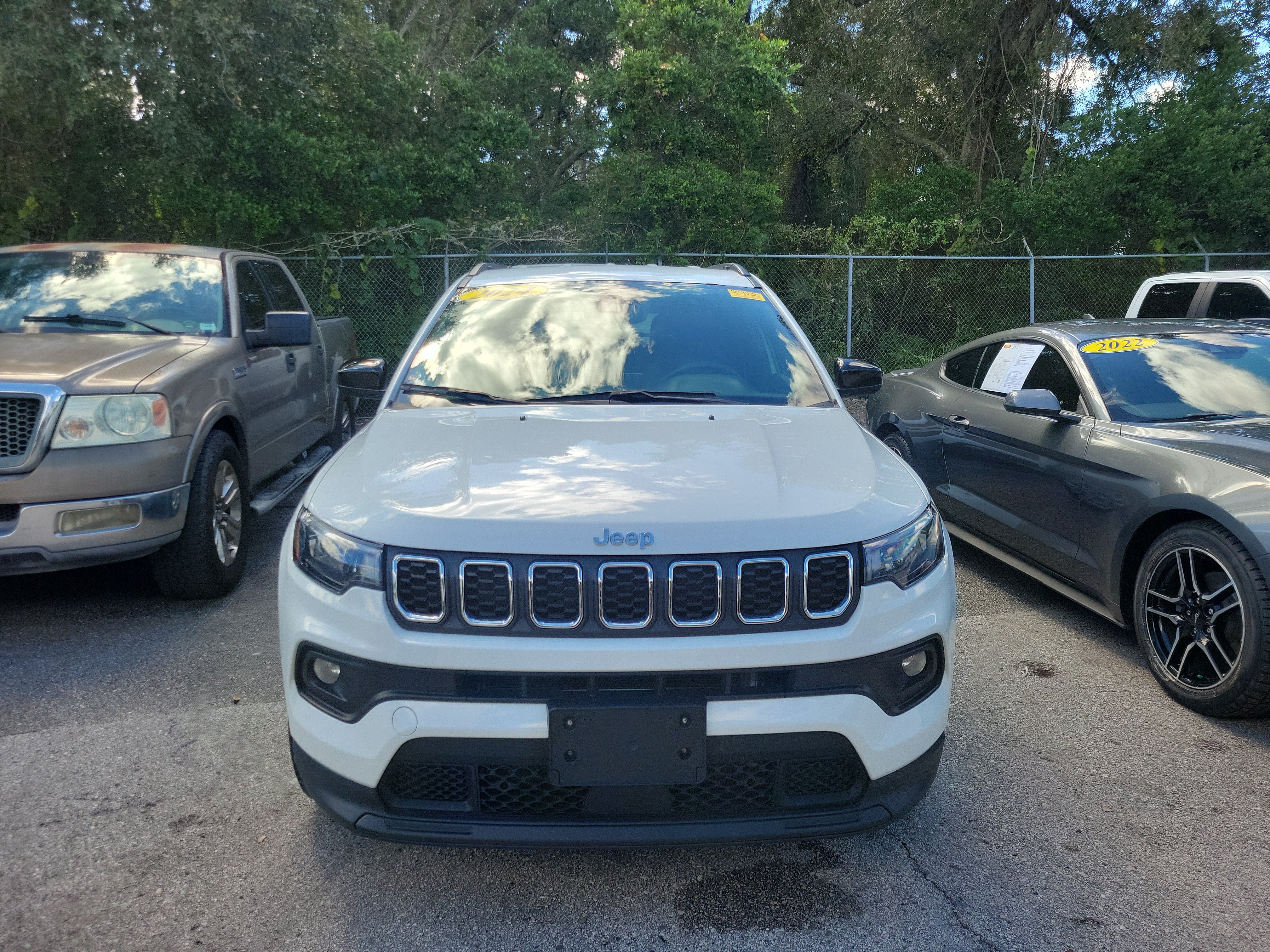 Used 2024 Jeep Compass Latitude AWD/4WD image 2
