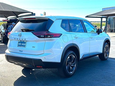 Used 2024 Nissan Rogue SV image 8