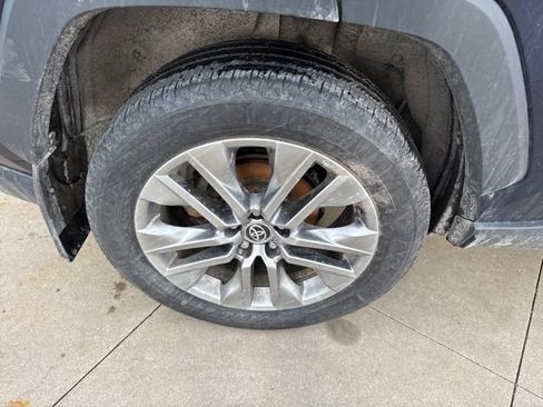 Used 2023 Toyota RAV4 XLE Premium image 10