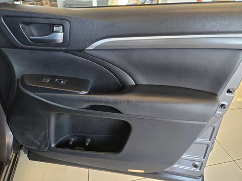 Used 2019 Toyota Highlander SE AWD/4WD image 25