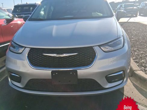Used 2024 Chrysler Pacifica Touring-L image 1