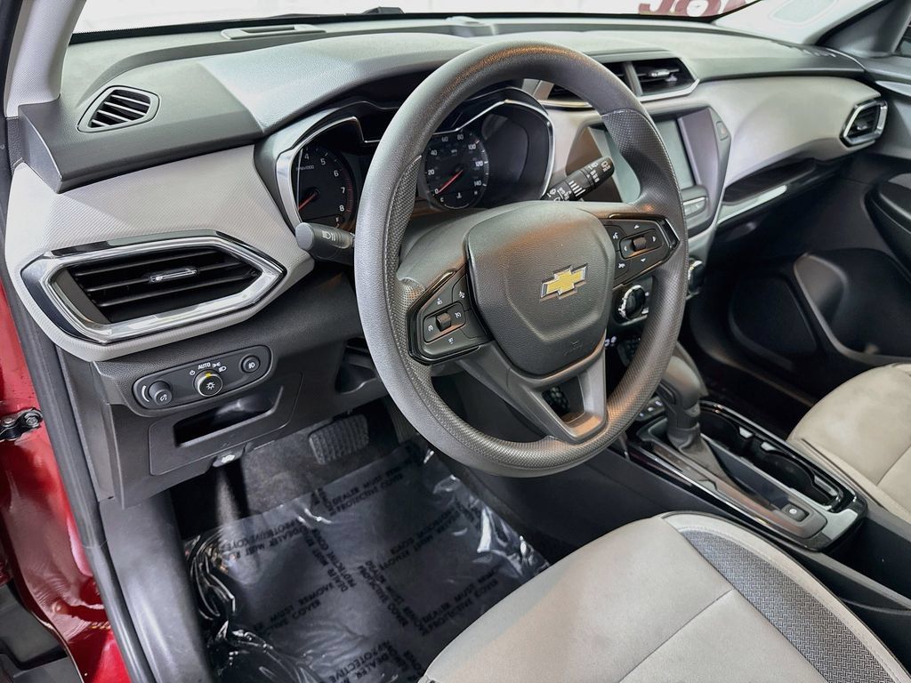 Used 2022 Chevrolet TrailBlazer LT FWD image 16