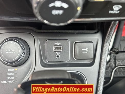 Used 2020 Jeep Cherokee Latitude Plus AWD/4WD image 21