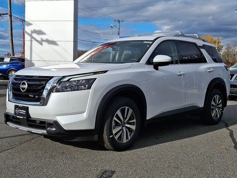 New 2025 Nissan Pathfinder SL image 2