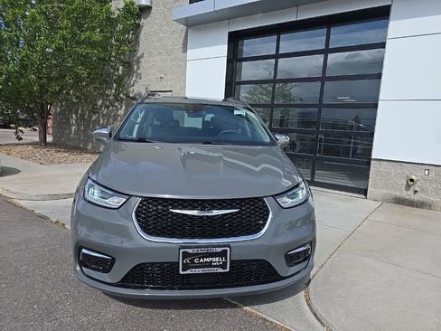 Used 2022 Chrysler Pacifica Limited AWD/4WD image 3