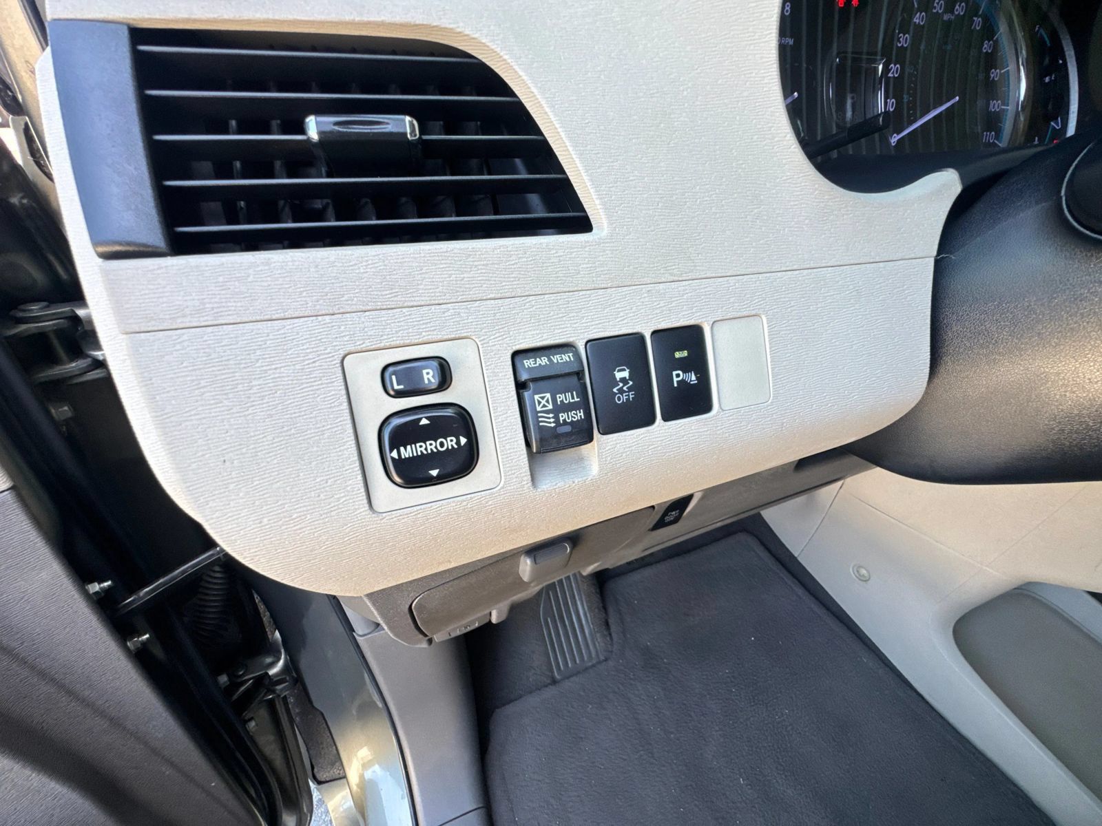Used 2011 Toyota Sienna XLE w/ XLE Navigation Pkg FWD image 18