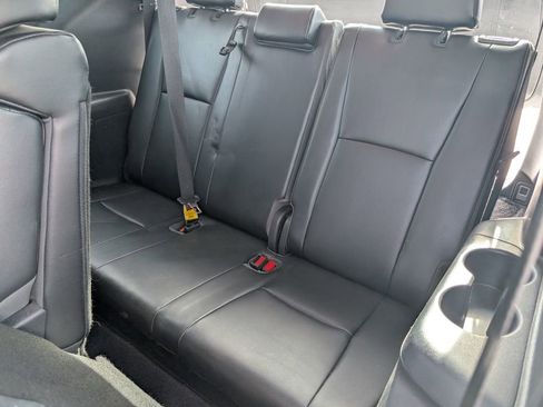 Used 2022 Toyota Highlander XLE image 11