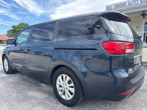 Used 2017 Kia Sedona LX image 3