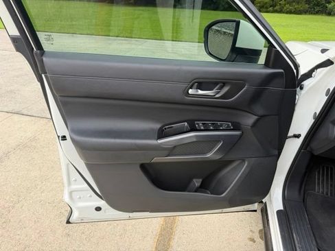 Used 2024 Nissan Pathfinder SL FWD image 12