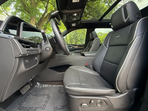 Used 2024 Cadillac Escalade Premium Luxury AWD/4WD image 23