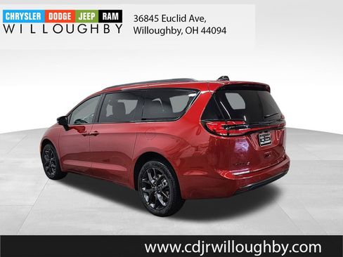 New 2026 Chrysler Pacifica Select image 6
