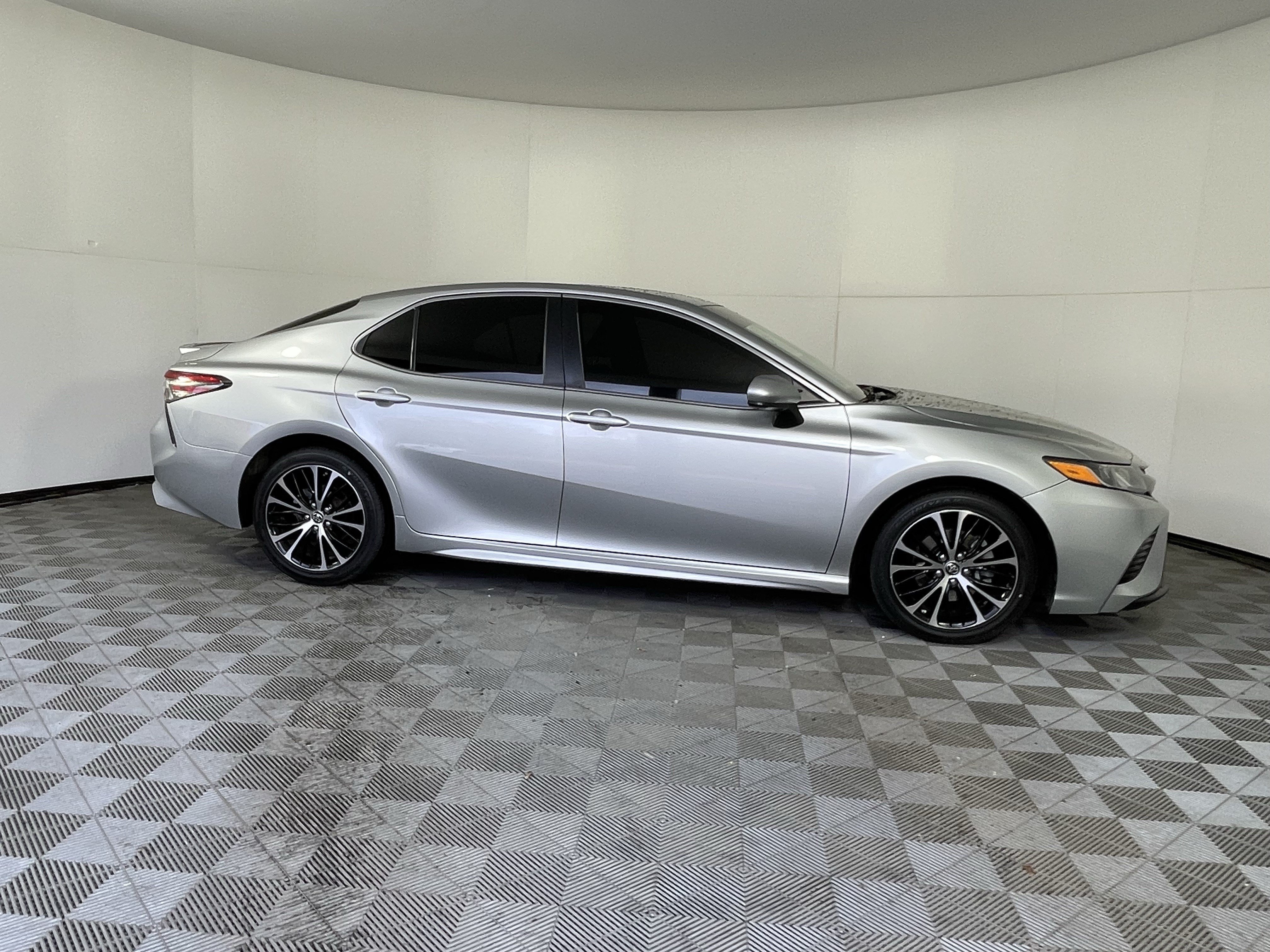 Used 2018 Toyota Camry SE FWD image 6