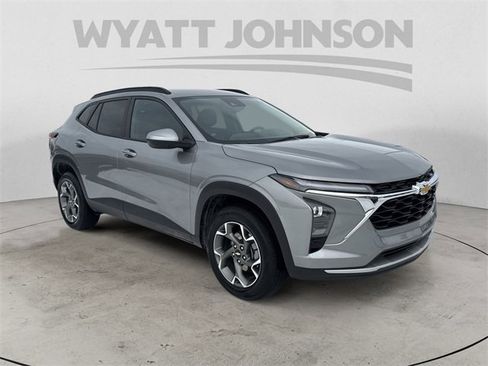 Used 2025 Chevrolet Trax LT image 7