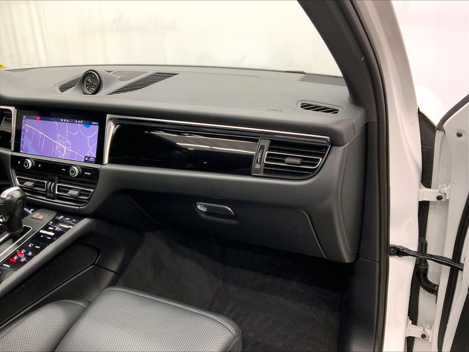 Certified 2023 Porsche Macan AWD/4WD image 21