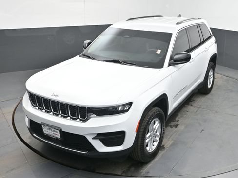 Used 2023 Jeep Grand Cherokee Laredo AWD/4WD image 32
