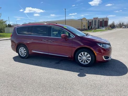 Used 2017 Chrysler Pacifica Touring-L image 6
