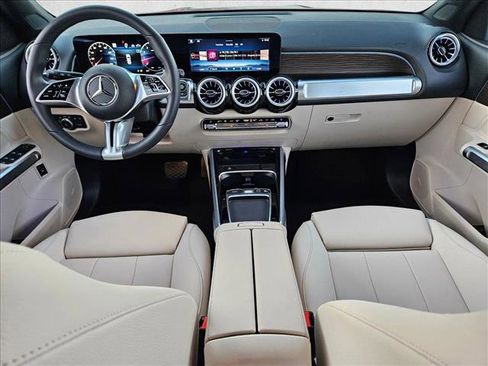 Used 2025 Mercedes-Benz GLB 250 4MATIC image 17