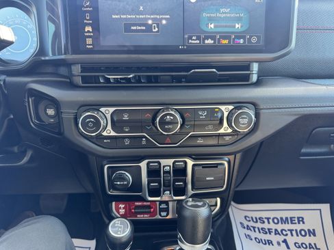 Used 2024 Jeep Wrangler Unlimited Rubicon image 16