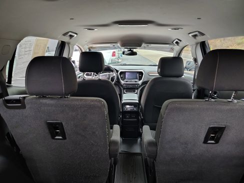 Used 2023 GMC Acadia SLE w/ Driver Convenience Package image 13