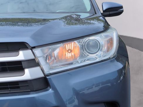 Used 2019 Toyota Highlander XLE image 12