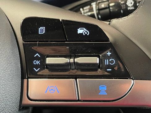 Used 2025 Hyundai Elantra Limited image 24