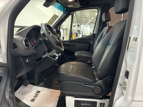 Used 2025 Mercedes-Benz Sprinter 2500 image 16