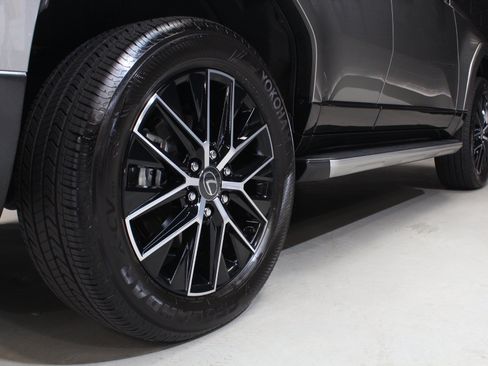 Used 2025 Lexus GX 550 w/ Accessory Package (2T) AWD/4WD image 23