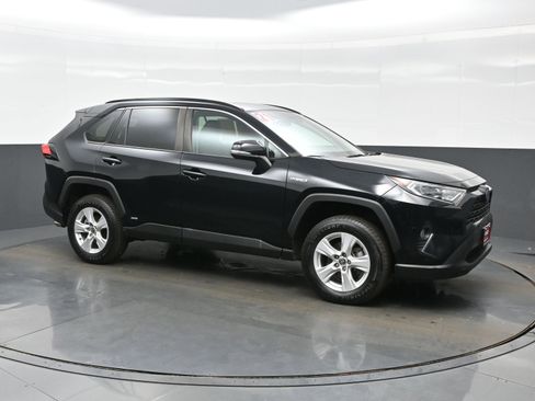 Used 2021 Toyota RAV4 XLE AWD/4WD image 2