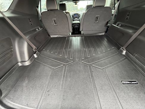 Used 2023 Chevrolet Traverse Premier image 11