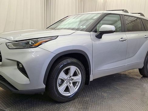 Used 2023 Toyota Highlander LE FWD image 7