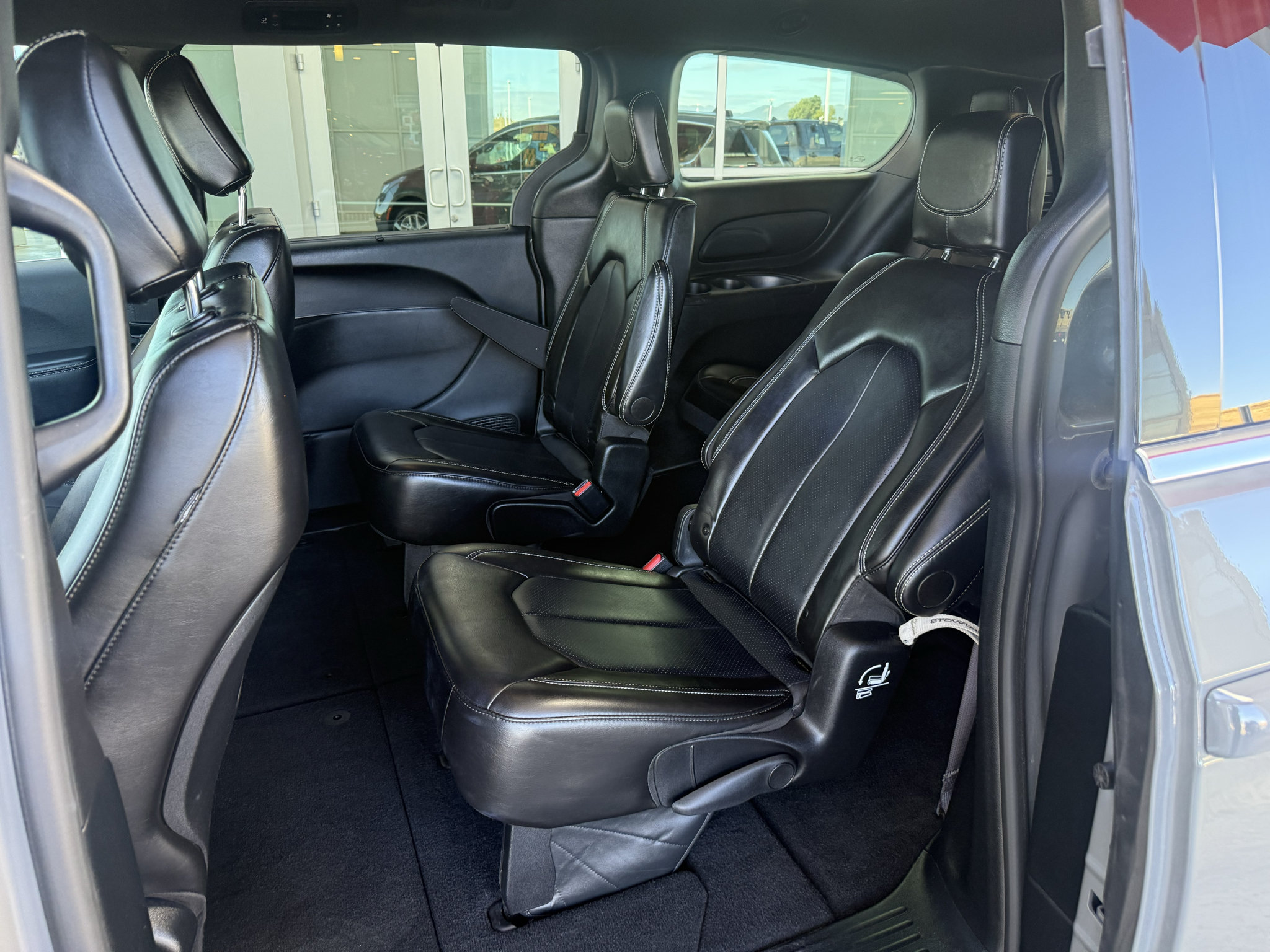 Used 2025 Chrysler Pacifica Select FWD image 19