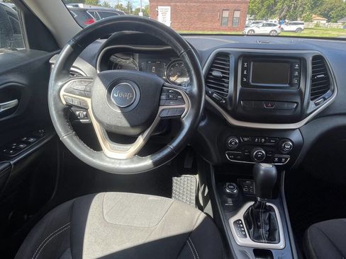 Used 2015 Jeep Cherokee Latitude w/ Cold Weather Group image 18