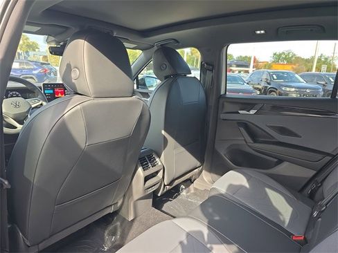 New 2026 Volkswagen Tiguan SE R-Line image 9