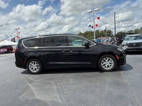 Used 2024 Chrysler Pacifica Touring-L FWD image 2