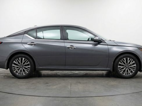 Used 2025 Nissan Altima 2.5 SV FWD image 11