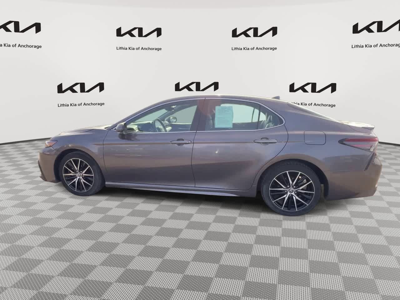 Used 2023 Toyota Camry SE FWD image 5