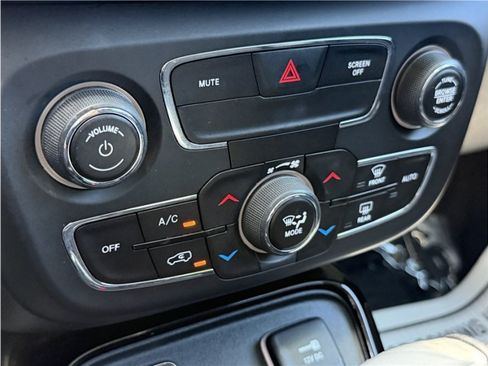 Used 2019 Jeep Compass Latitude FWD image 50