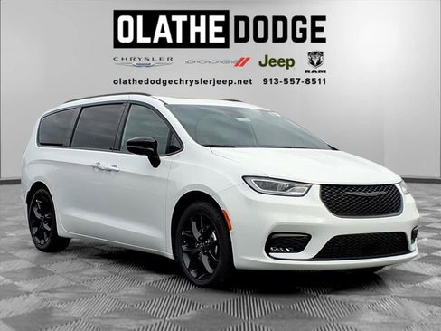 New 2026 Chrysler Pacifica Limited w/ Uconnect Theater Family Group image 9