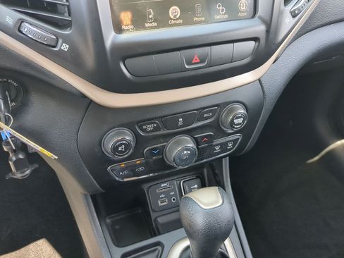 Used 2015 Jeep Cherokee Latitude FWD image 17