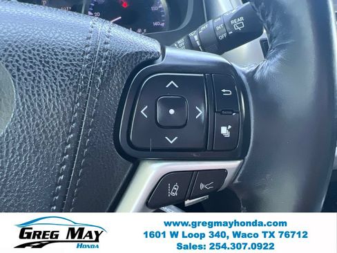 Used 2017 Toyota Highlander Plus FWD image 29