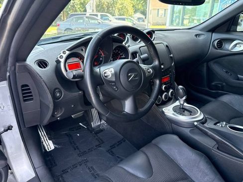 Used 2010 Nissan 370Z Touring RWD image 13