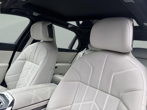 Certified 2024 BMW i7 xDrive60 image 19