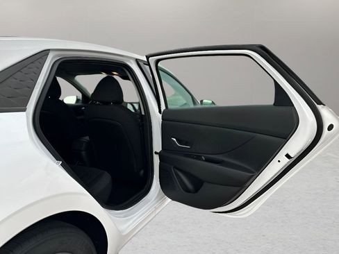 Used 2025 Hyundai Elantra Blue image 22