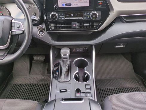 Used 2023 Toyota Highlander LE FWD image 19