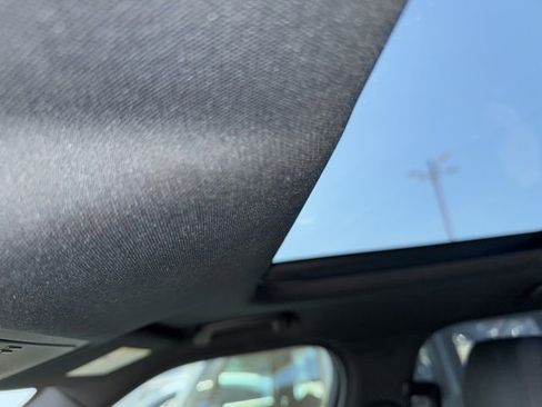 Used 2019 Land Rover Discovery SE image 11