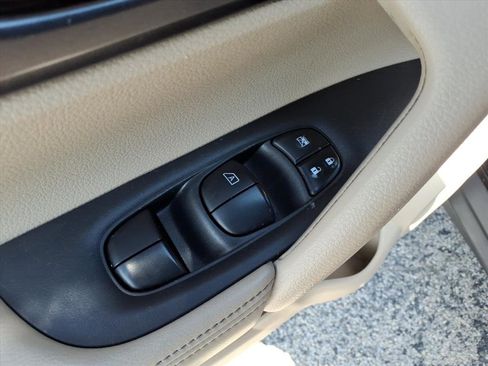 Used 2016 Nissan Rogue SV FWD image 10